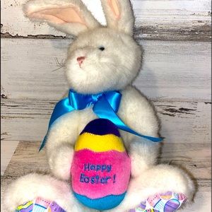 White Plush Easter Bunny!
Has an egg that can hide a surprise item